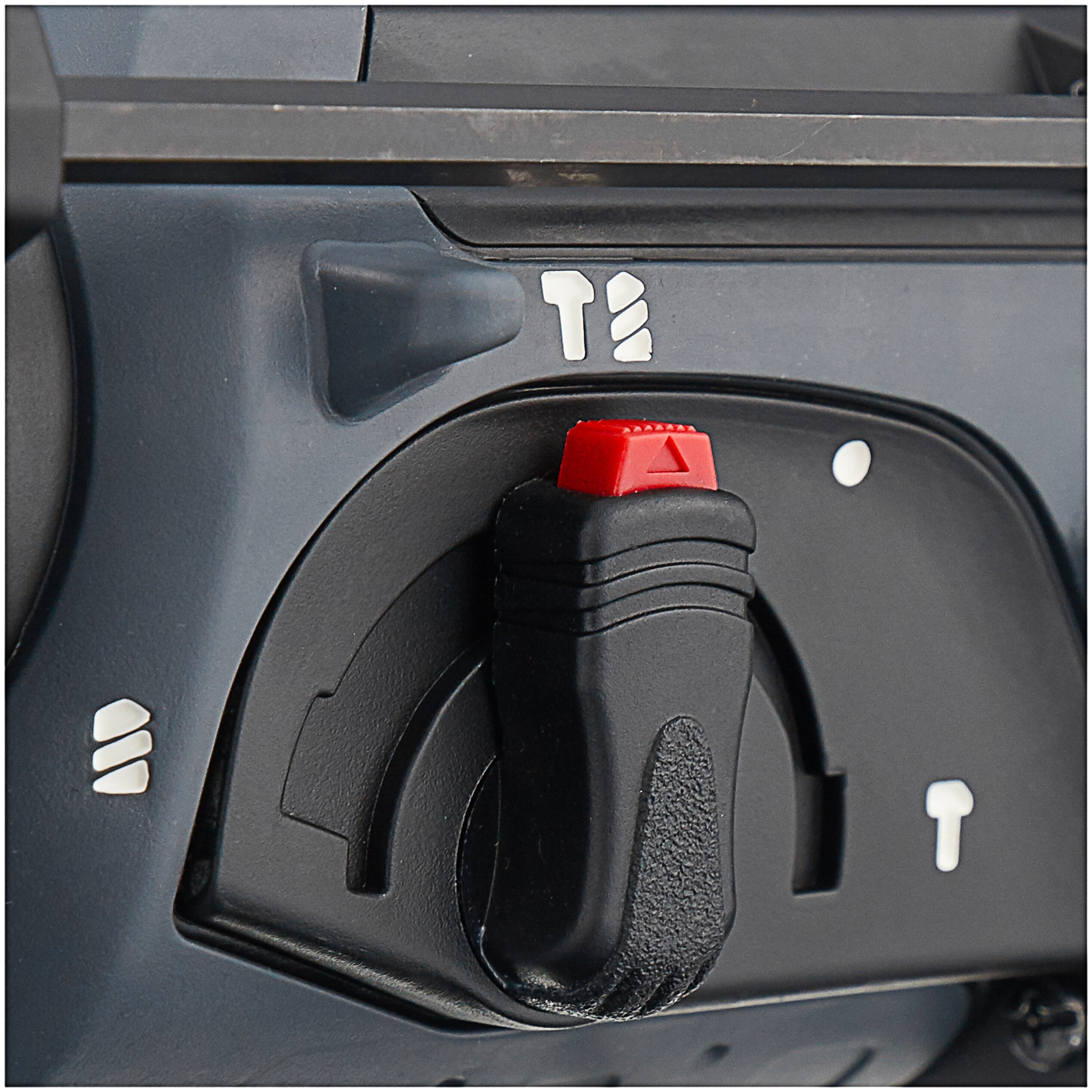 Makita HR2470X19, 780 Вт - особенности конструкции: предохранительная муфта, фиксация шпинделя, блокировка кнопки включения