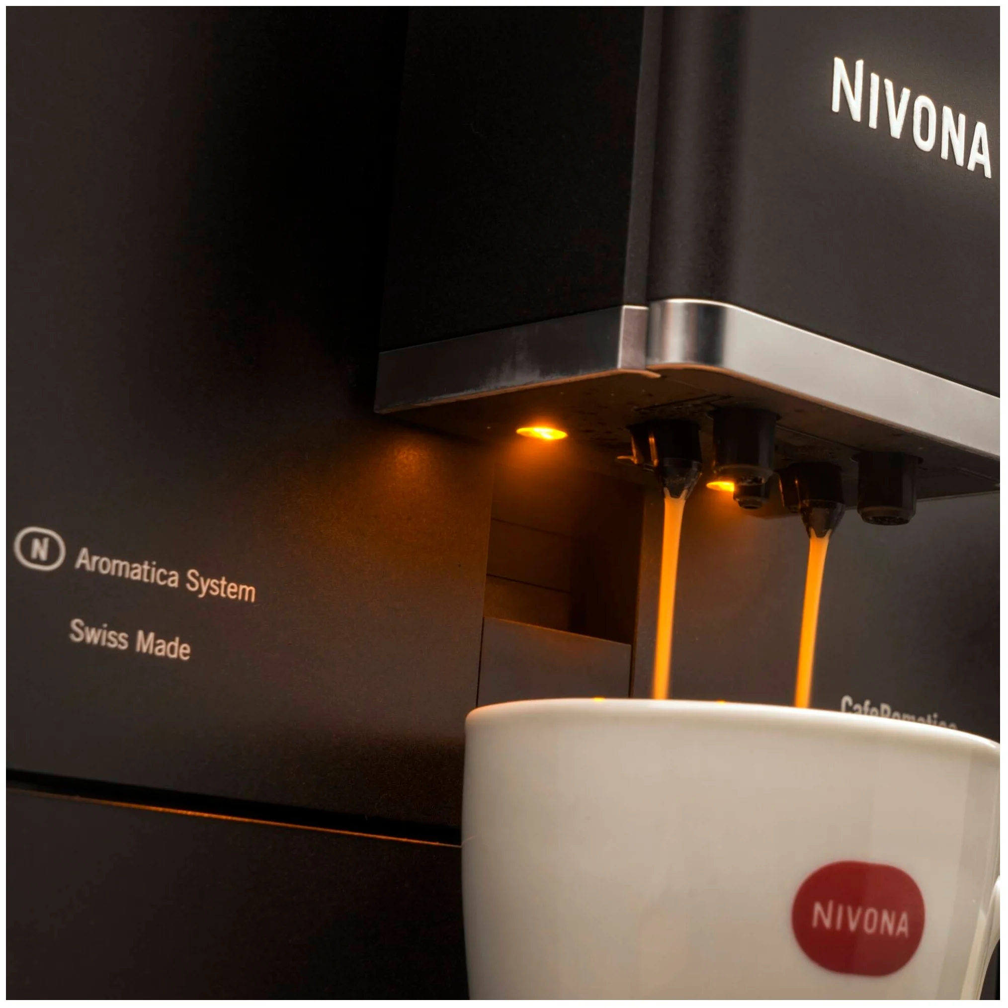 Nivona CafeRomatica 960 - особенности конструкции: подсветка дисплея, подсветка, отсек для шнура, съемный лоток для сбора капель, индикатор уровня воды, индикатор включения, контейнер для отходов, дисплей